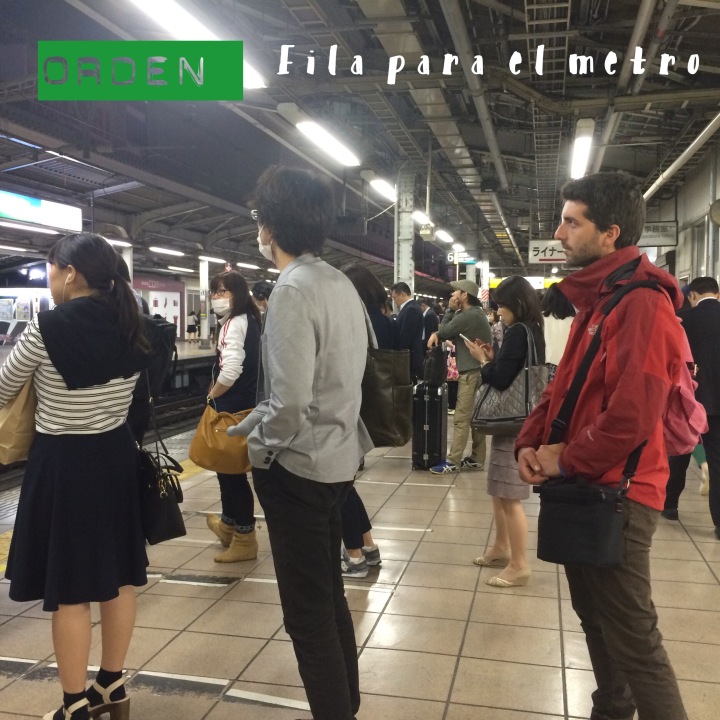 Nacionales y extranjeros en fila para entrar al metro
